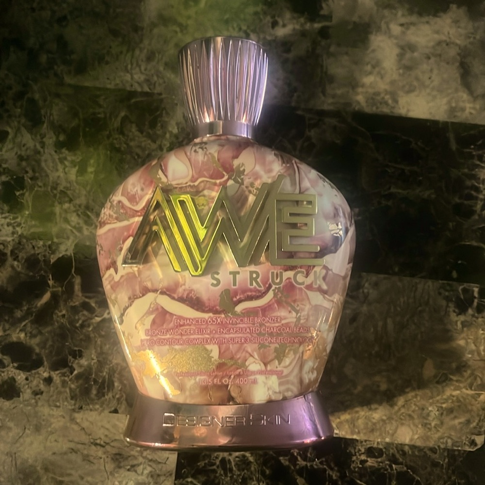Awestruck Dark tanning lotion